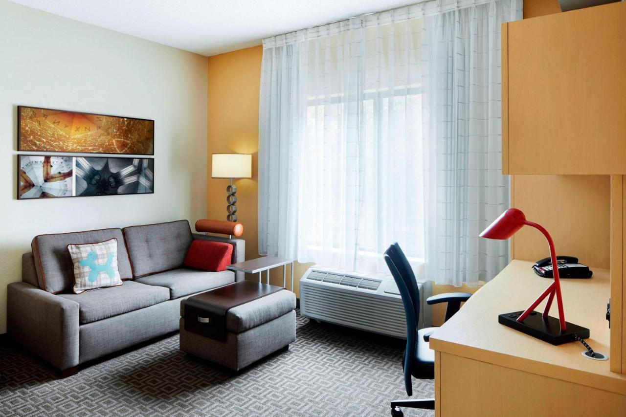 One-Bedroom Queen Suite with Sofa Bed at TownePlace Suites Harrisburg Hershey