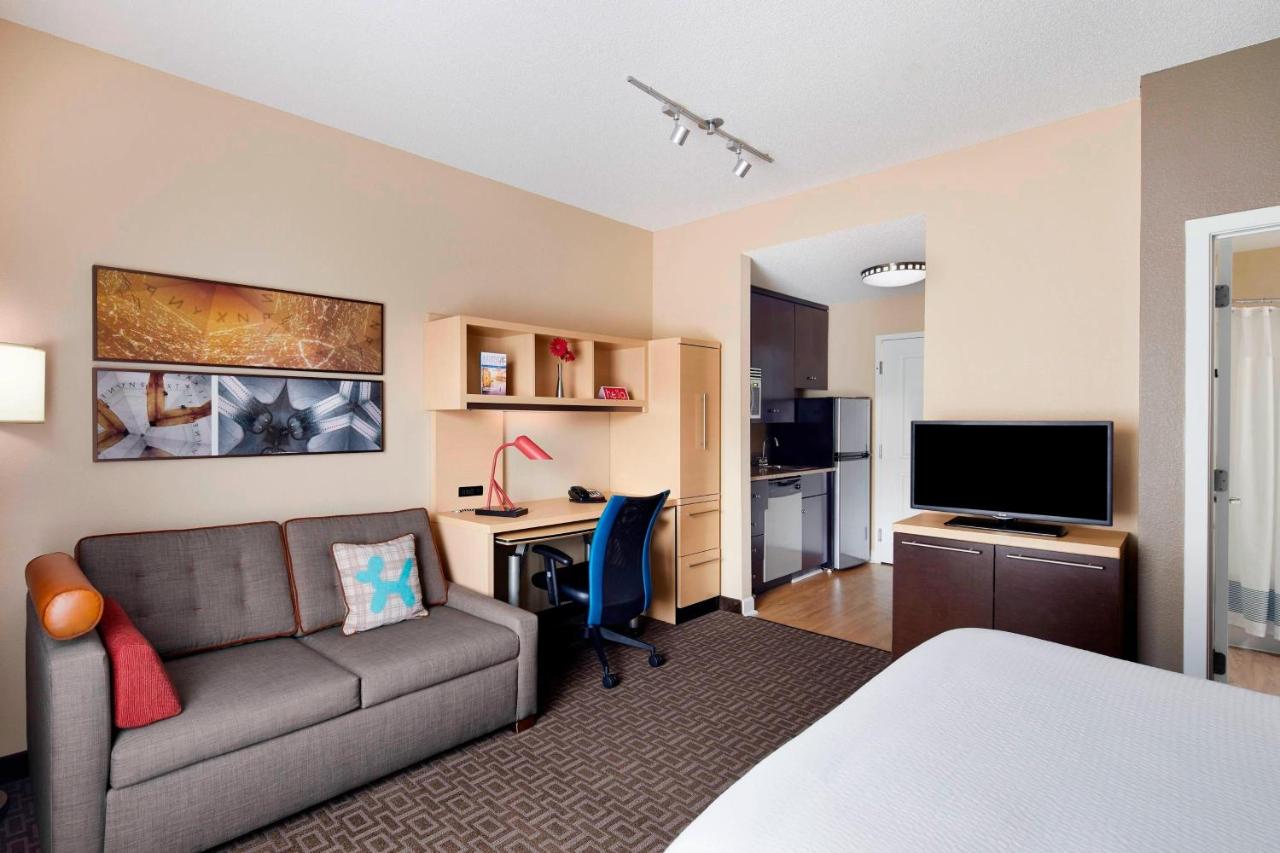 Queen Studio with Sofa Bed at TownePlace Suites Harrisburg Hershey