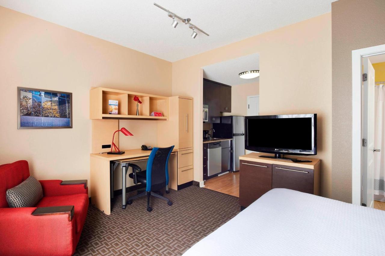 Queen Studio at TownePlace Suites Harrisburg Hershey