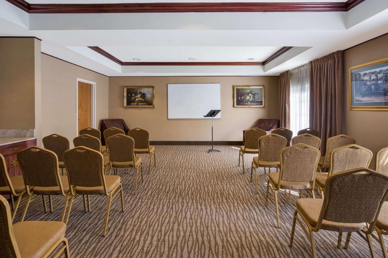 | Comfort Suites Near University