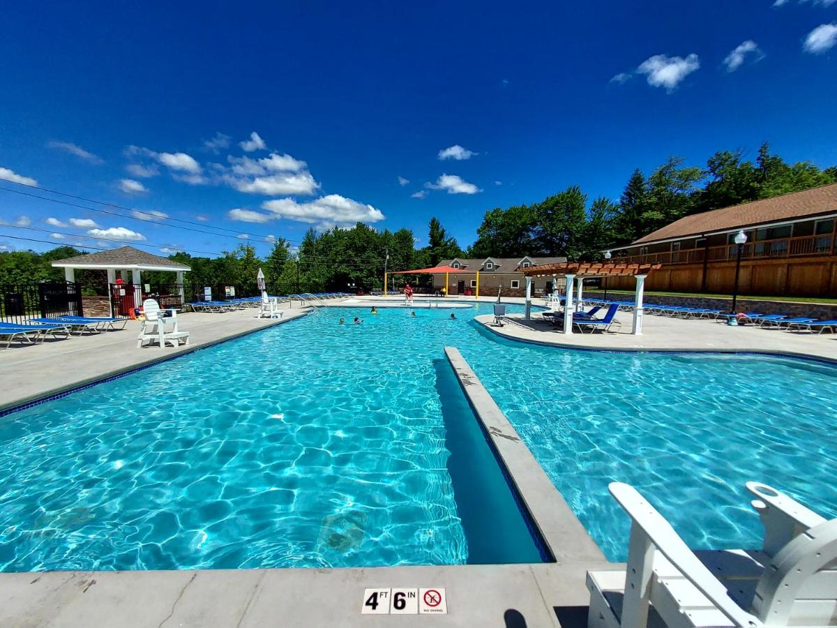 | Chic and Stylish home 4 bedrooms, game room, firepit, minutes from major attractions