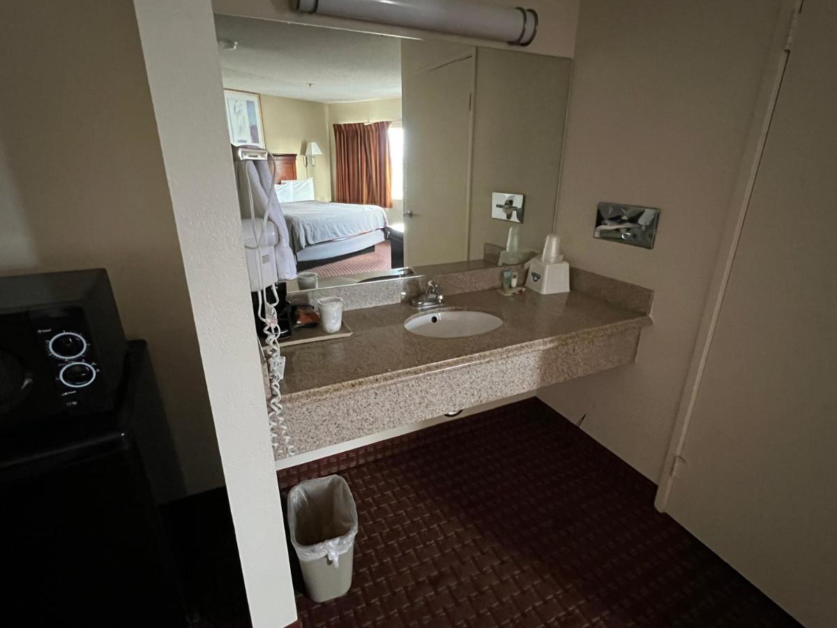 One-Room King - Non Smoking at Days Inn & Suites by Wyndham Rancho Cordova