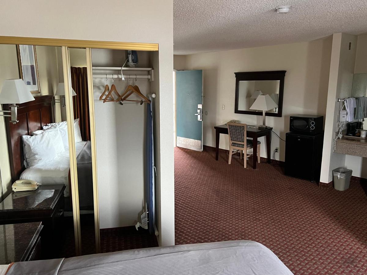 One-Room King - Non Smoking at Days Inn & Suites by Wyndham Rancho Cordova