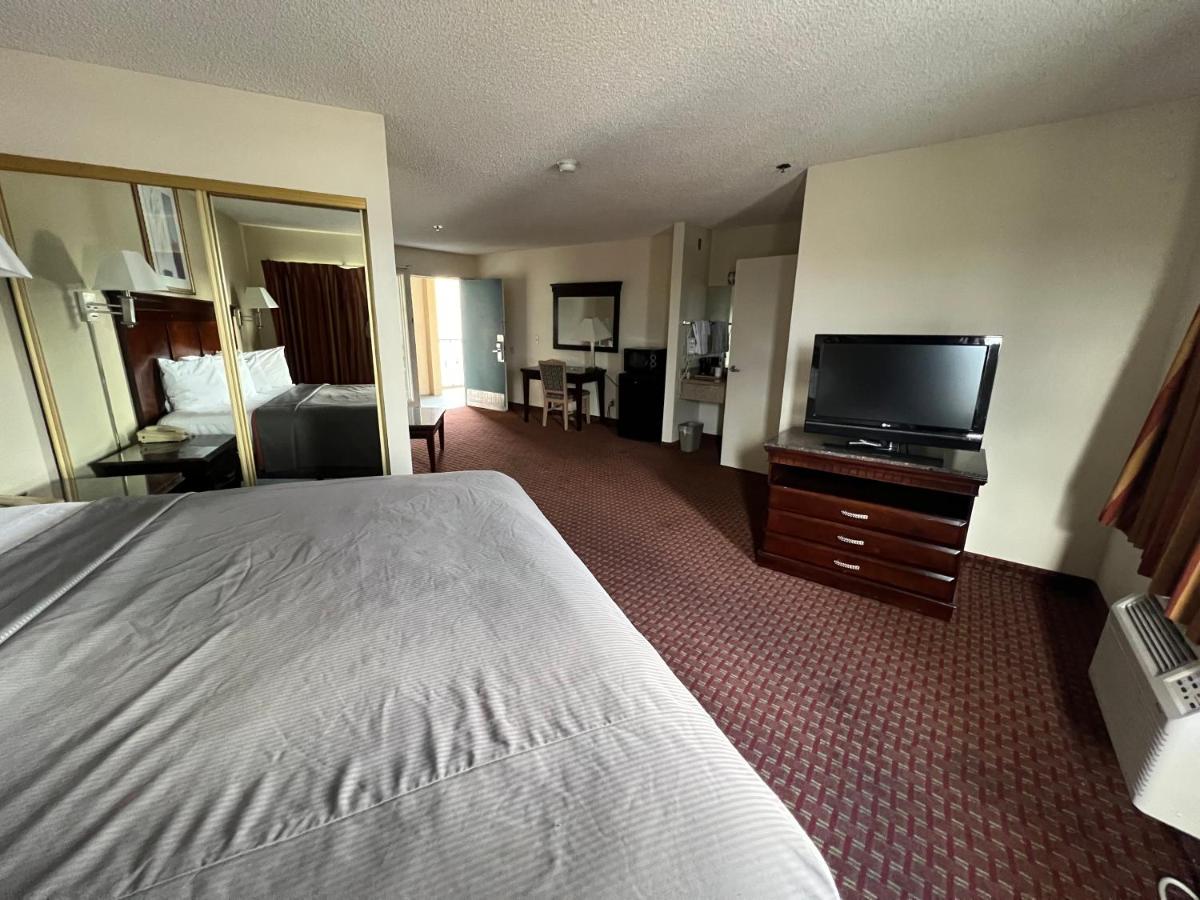 One-Room King - Non Smoking at Days Inn & Suites by Wyndham Rancho Cordova