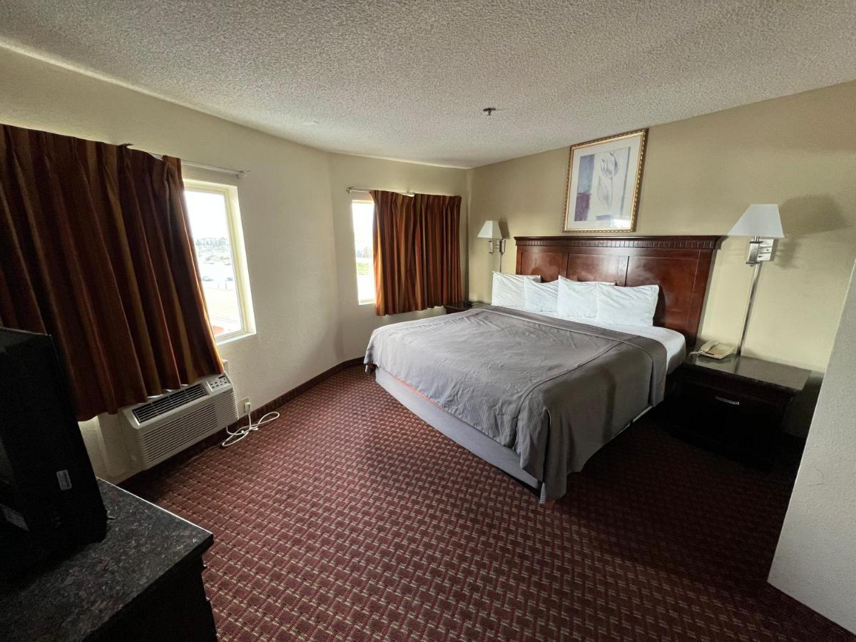 One-Room King - Non Smoking at Days Inn & Suites by Wyndham Rancho Cordova