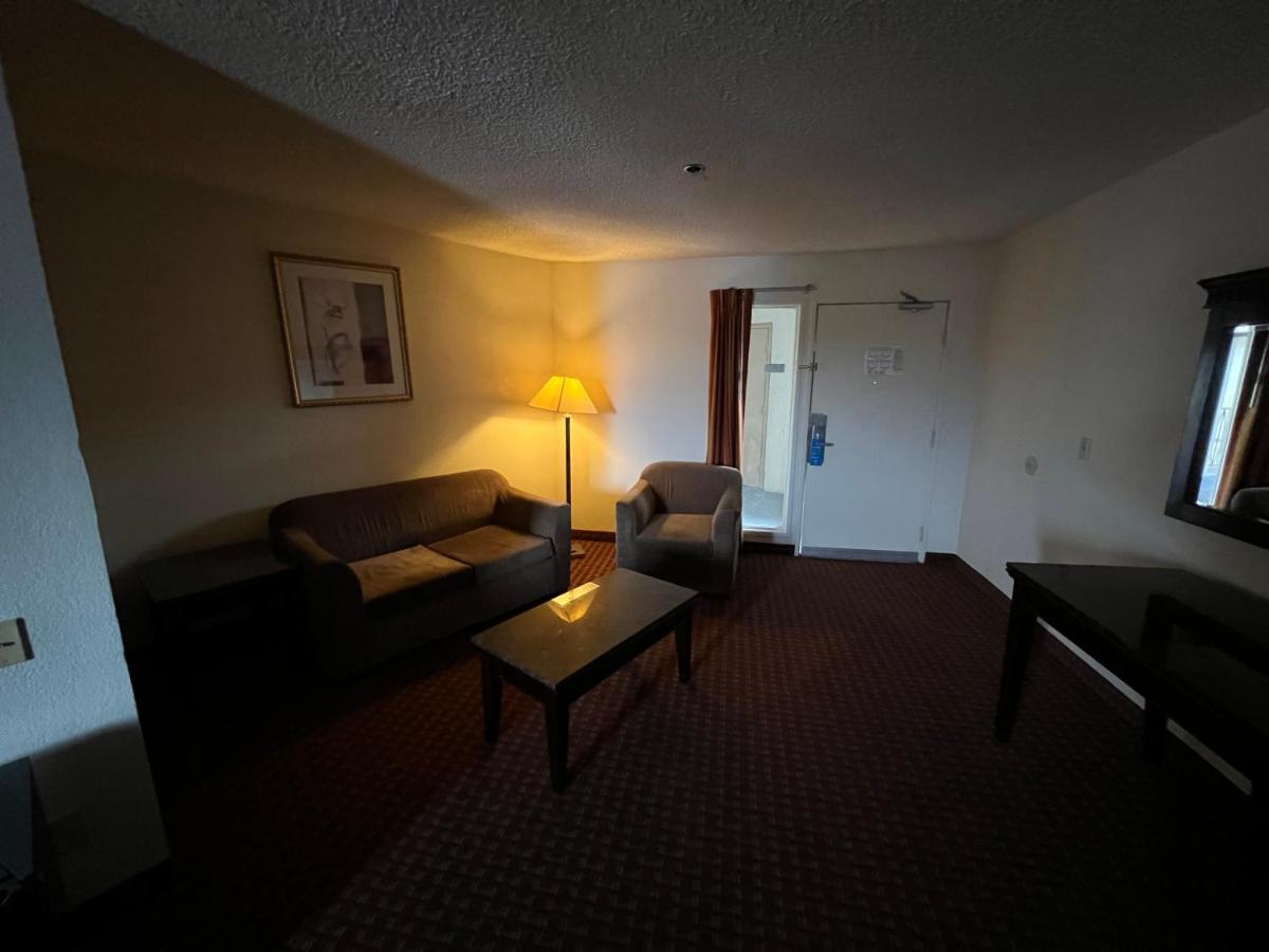 One-Room King - Non Smoking at Days Inn & Suites by Wyndham Rancho Cordova