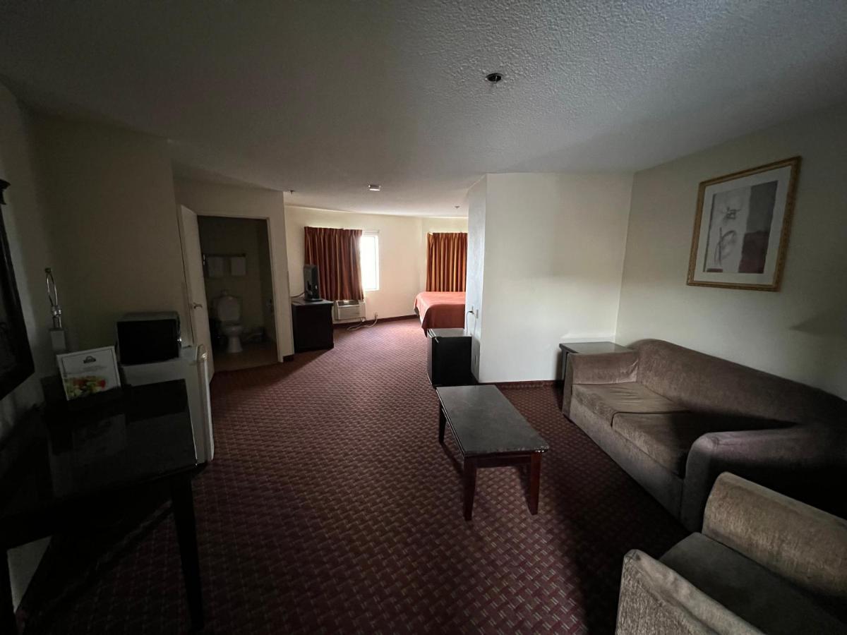 One-Room King - Non Smoking at Days Inn & Suites by Wyndham Rancho Cordova