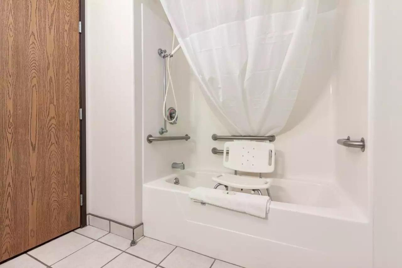 | QualityInn & Suites