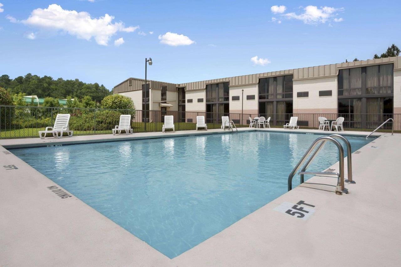 | Days Inn by Wyndham Fayetteville-South/I-95 Exit 49