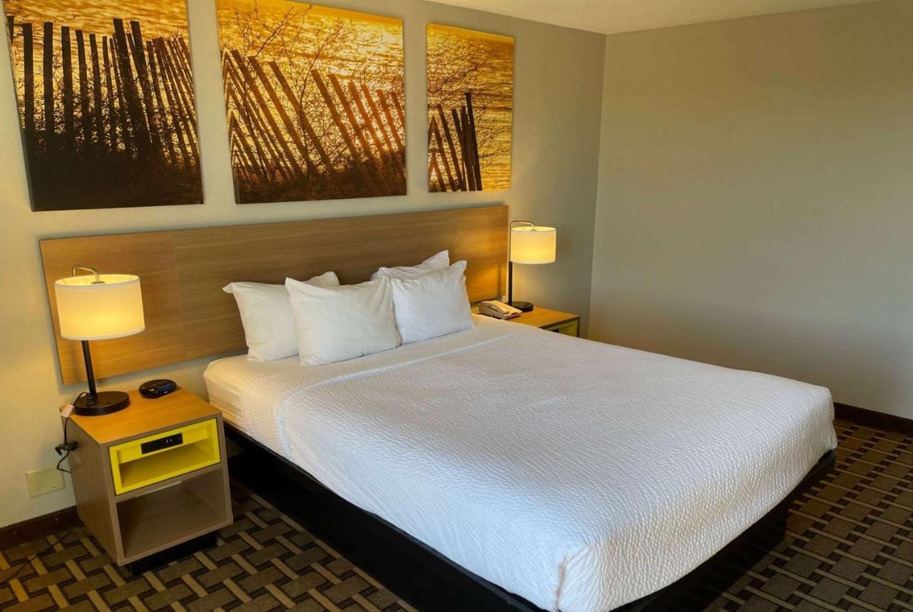 | Days Inn by Wyndham Fayetteville-South/I-95 Exit 49