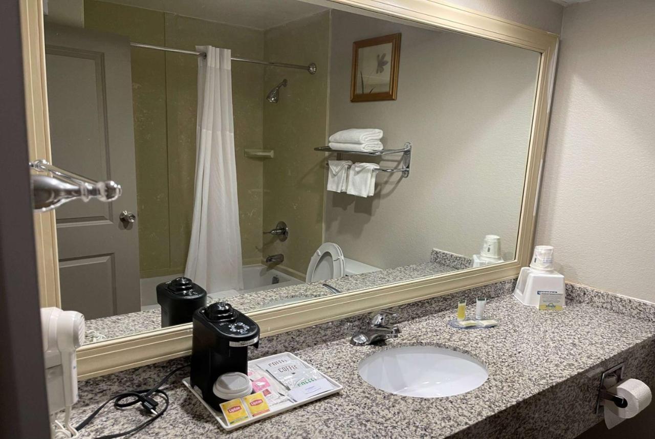 | Days Inn by Wyndham Fayetteville-South/I-95 Exit 49