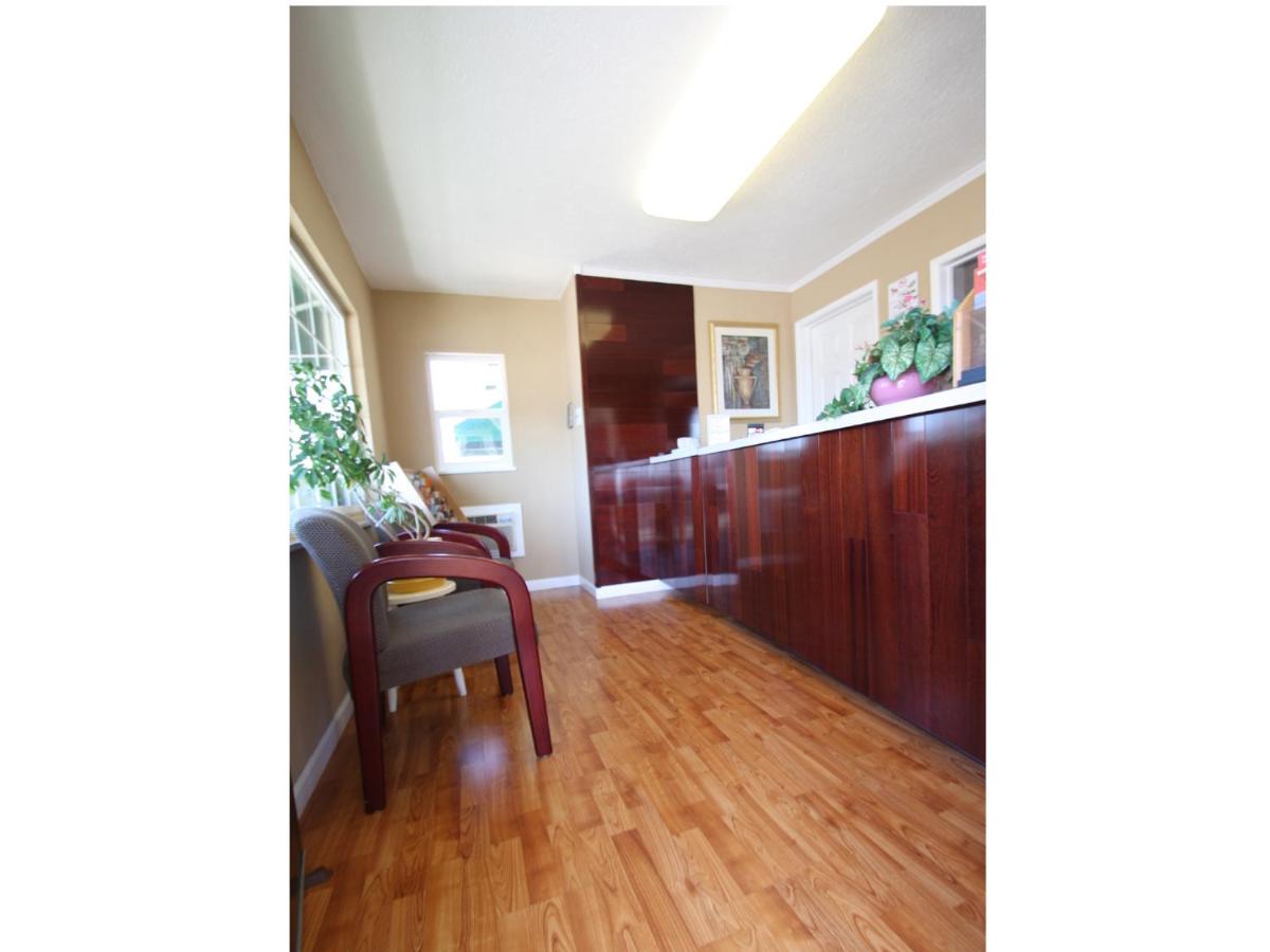| Redwood Inn