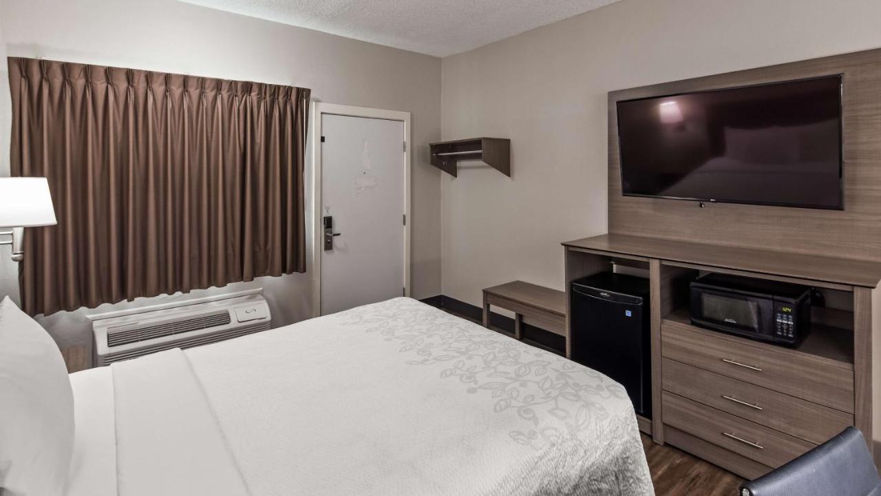 Queen Room at SureStay Hotel by Best Western Findlay