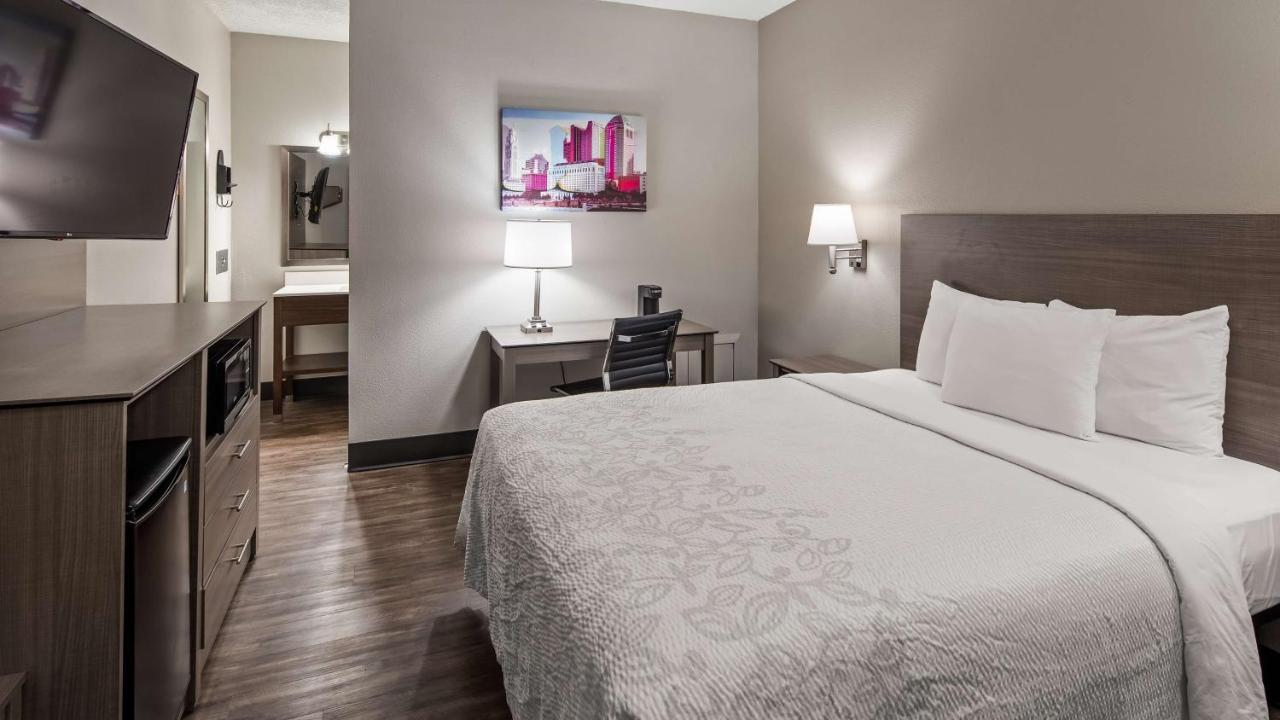 Queen Room at SureStay Hotel by Best Western Findlay