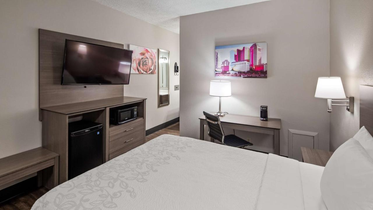 Queen Room at SureStay Hotel by Best Western Findlay