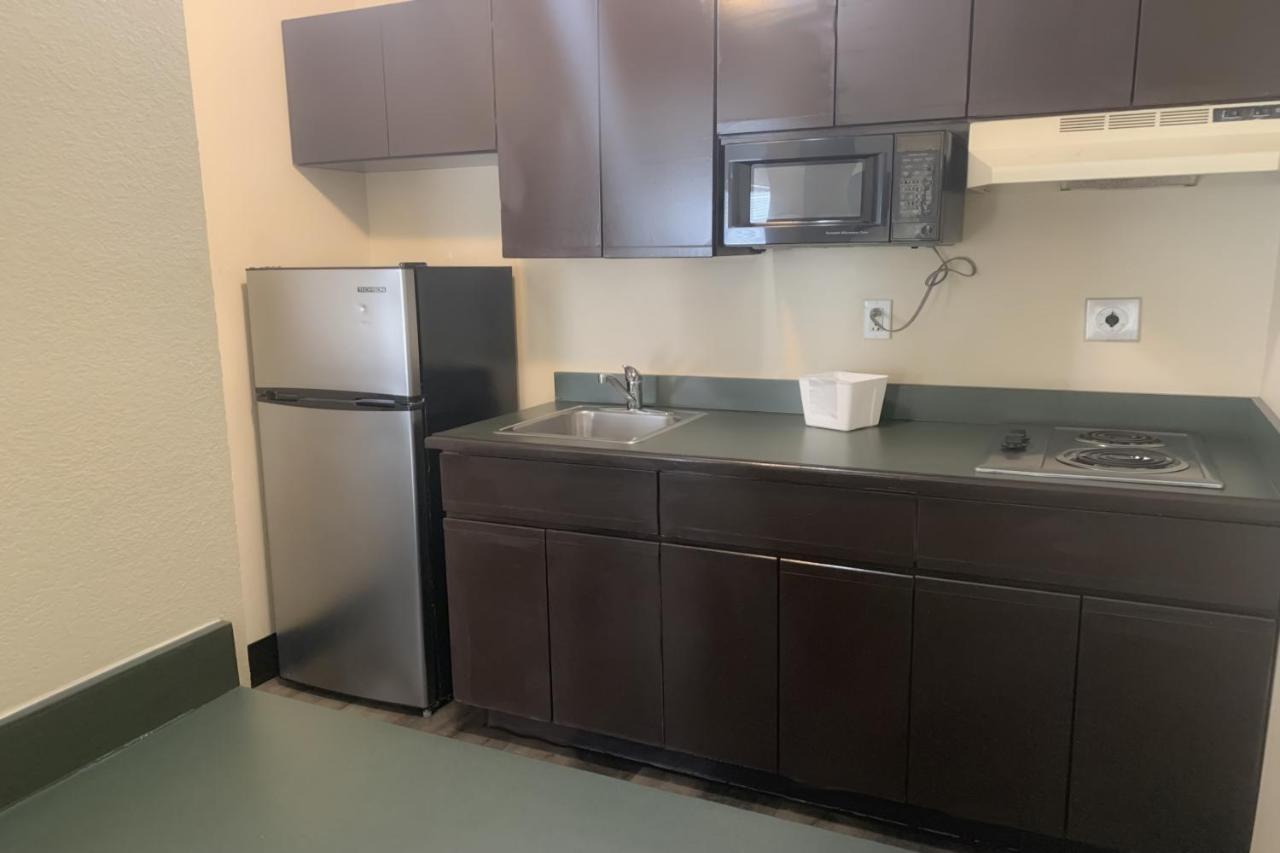 King Room with Roll-in Shower - Mobility Accessible/Non-Smoking at Suburban Studios