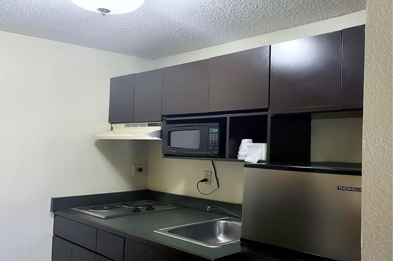 King Room with Roll-in Shower - Mobility Accessible/Non-Smoking at Suburban Studios