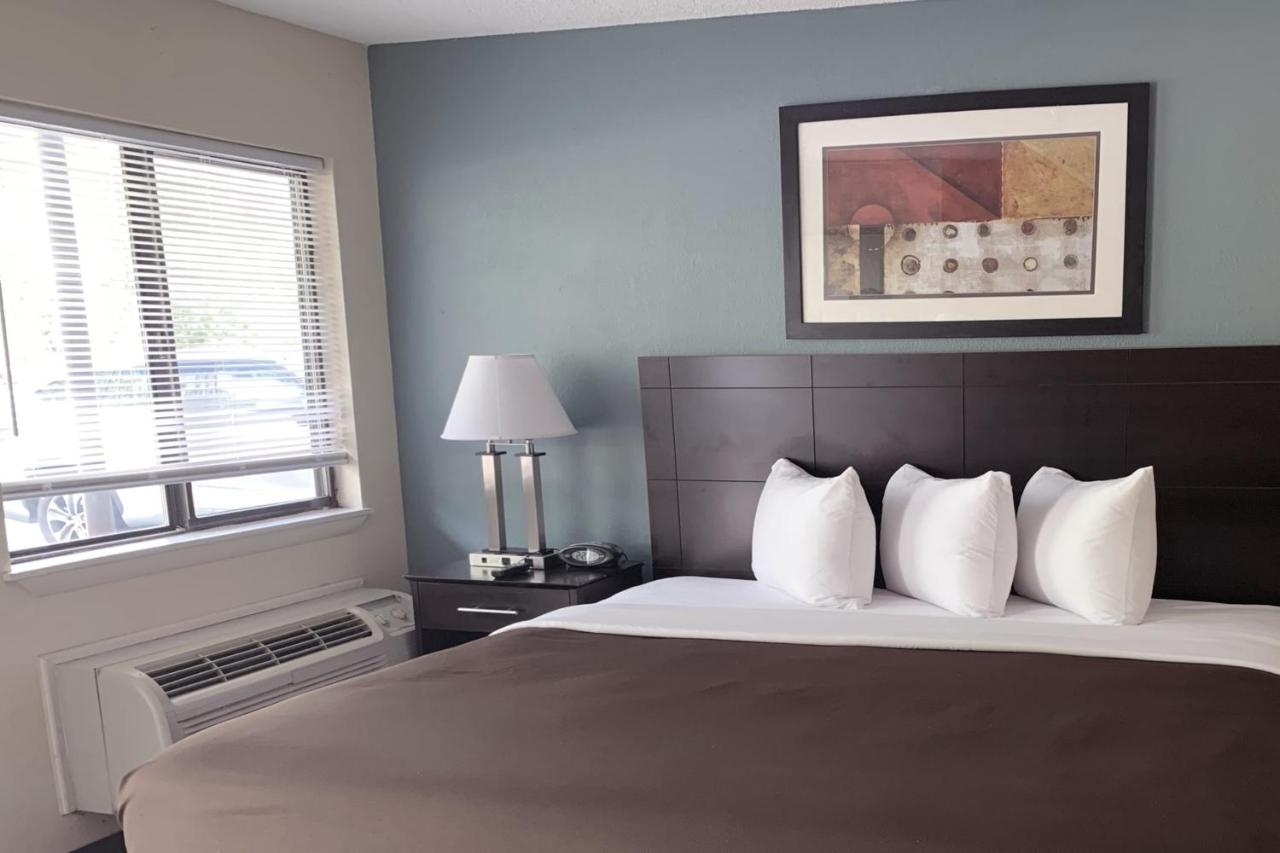 King Room with Roll-in Shower - Mobility Accessible/Non-Smoking at Suburban Studios