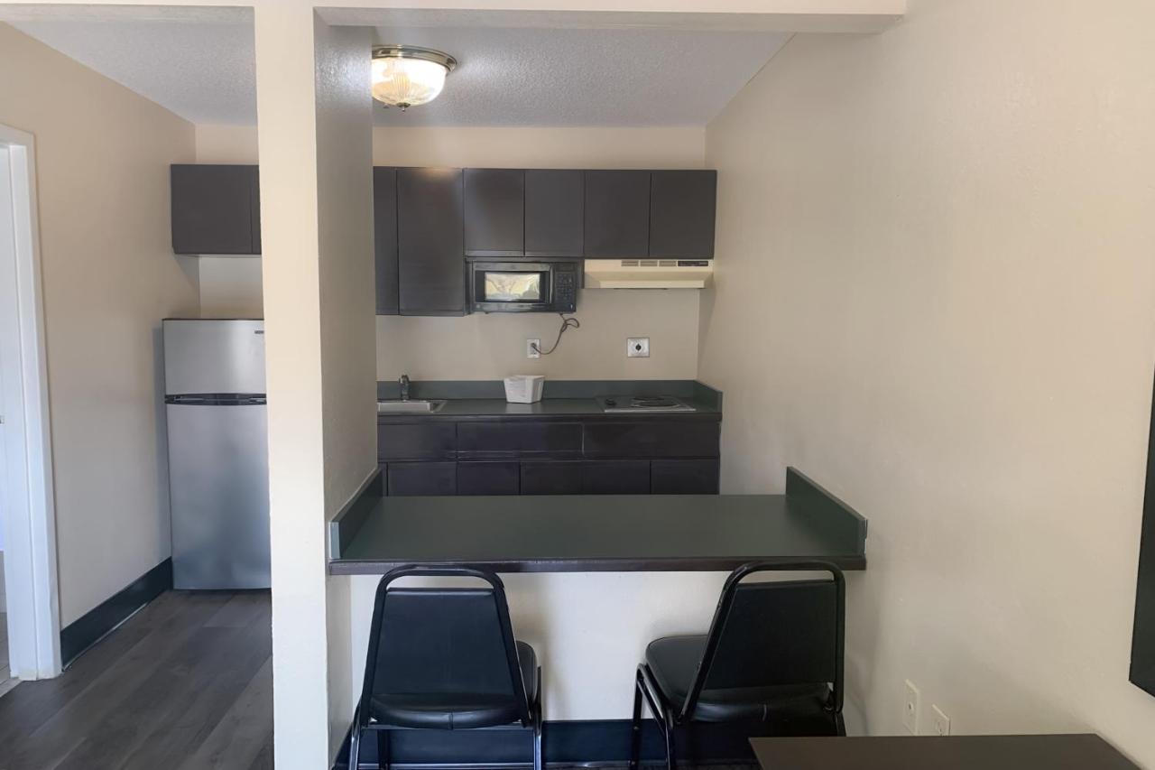 King Room with Roll-in Shower - Mobility Accessible/Non-Smoking at Suburban Studios