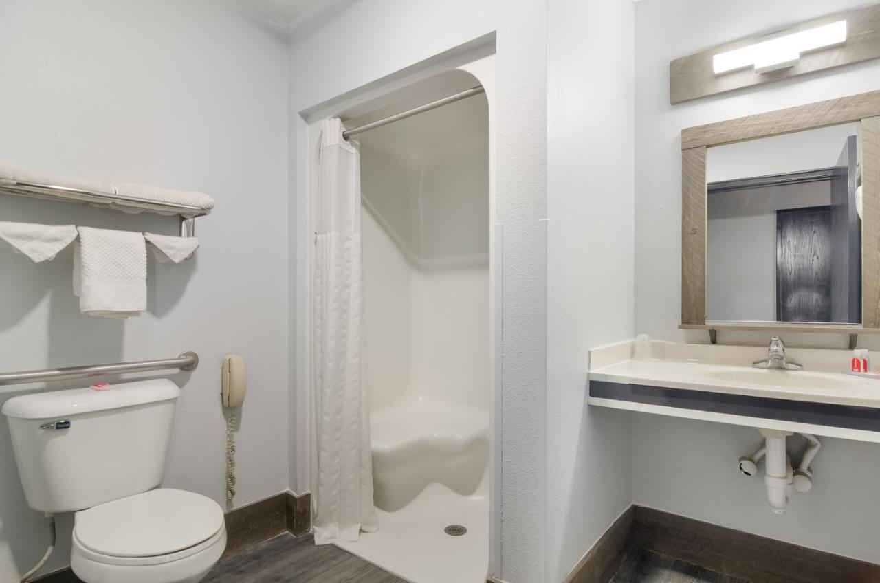 Queen Room - Accessible/Non Smoking at Econo Lodge Scottsbluff