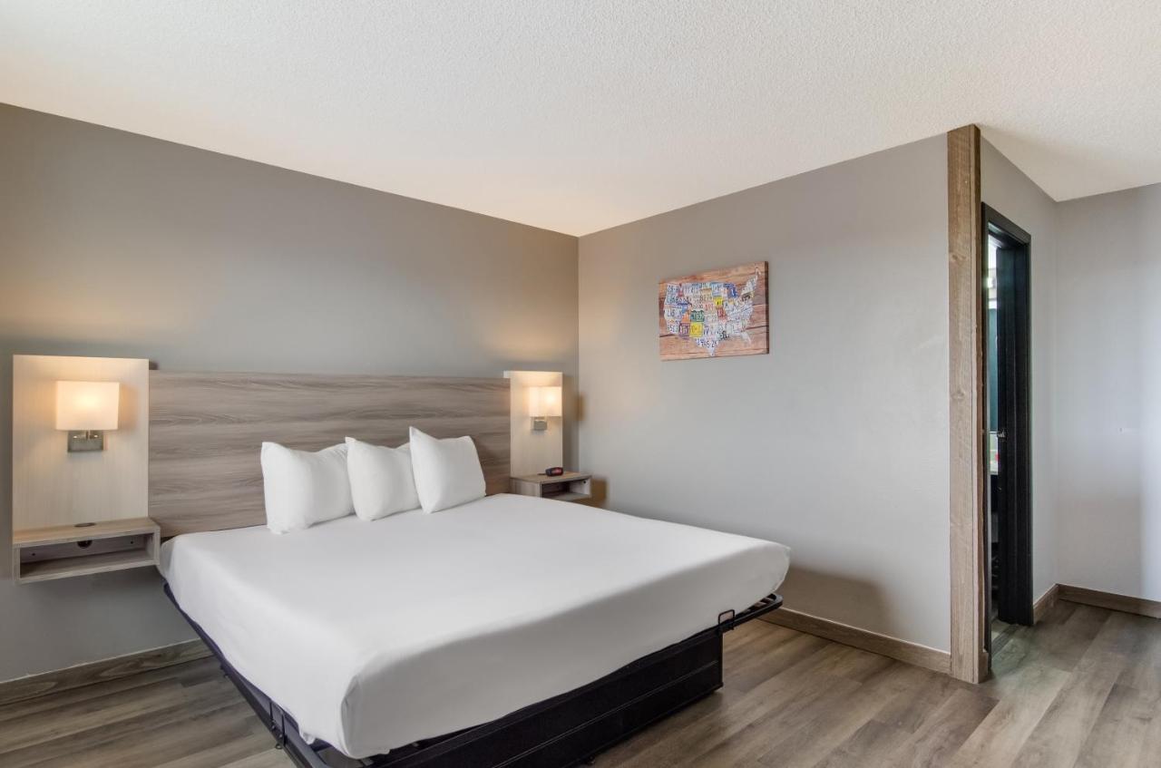 Standard King Room - Smoking at Econo Lodge Scottsbluff