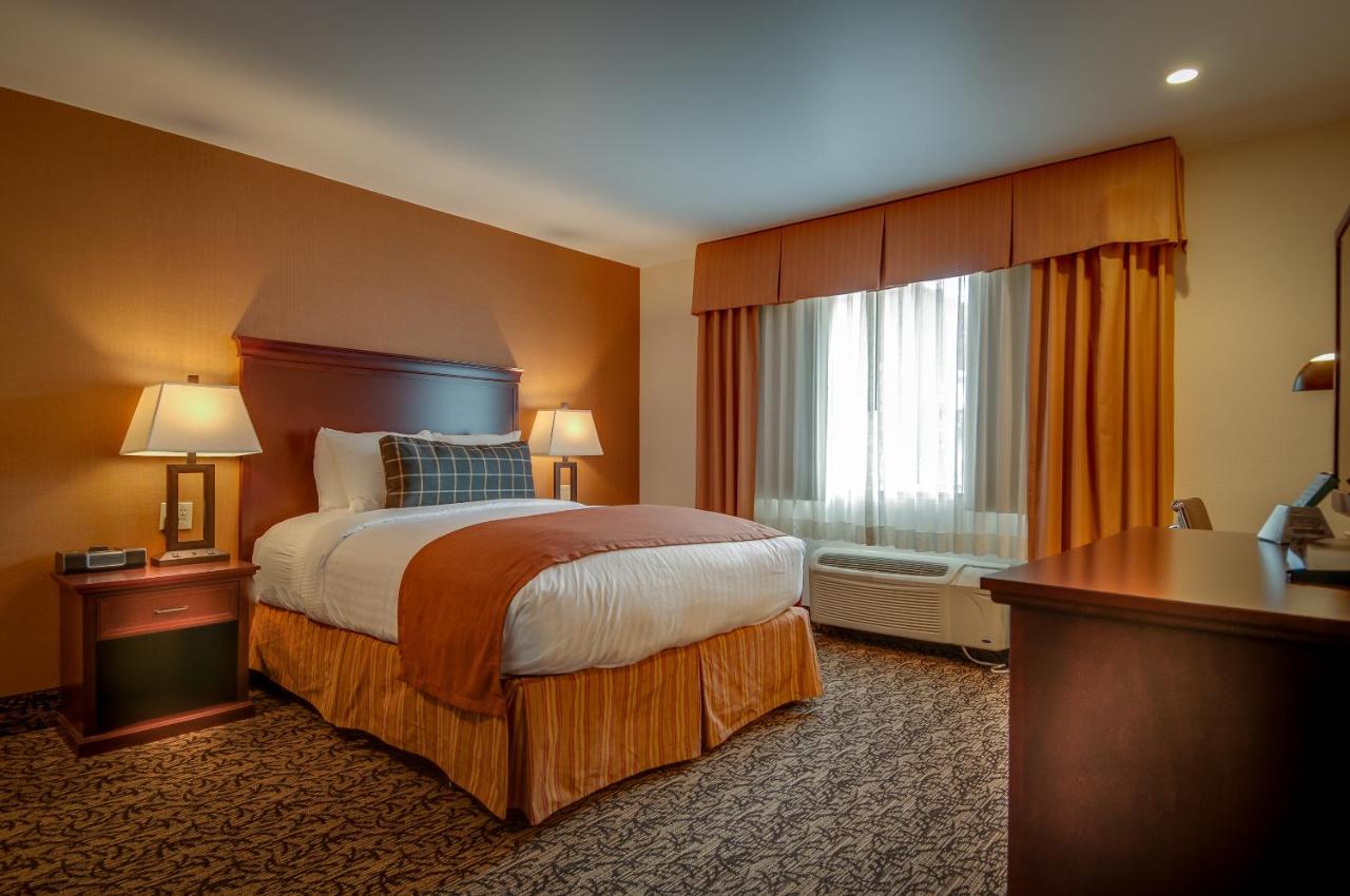 Queen Room with Roll in Shower at Best Western Plus Truckee-Tahoe Hotel