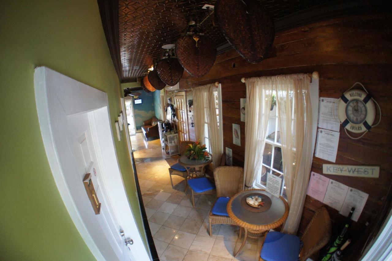 | Seascape Tropical Inn