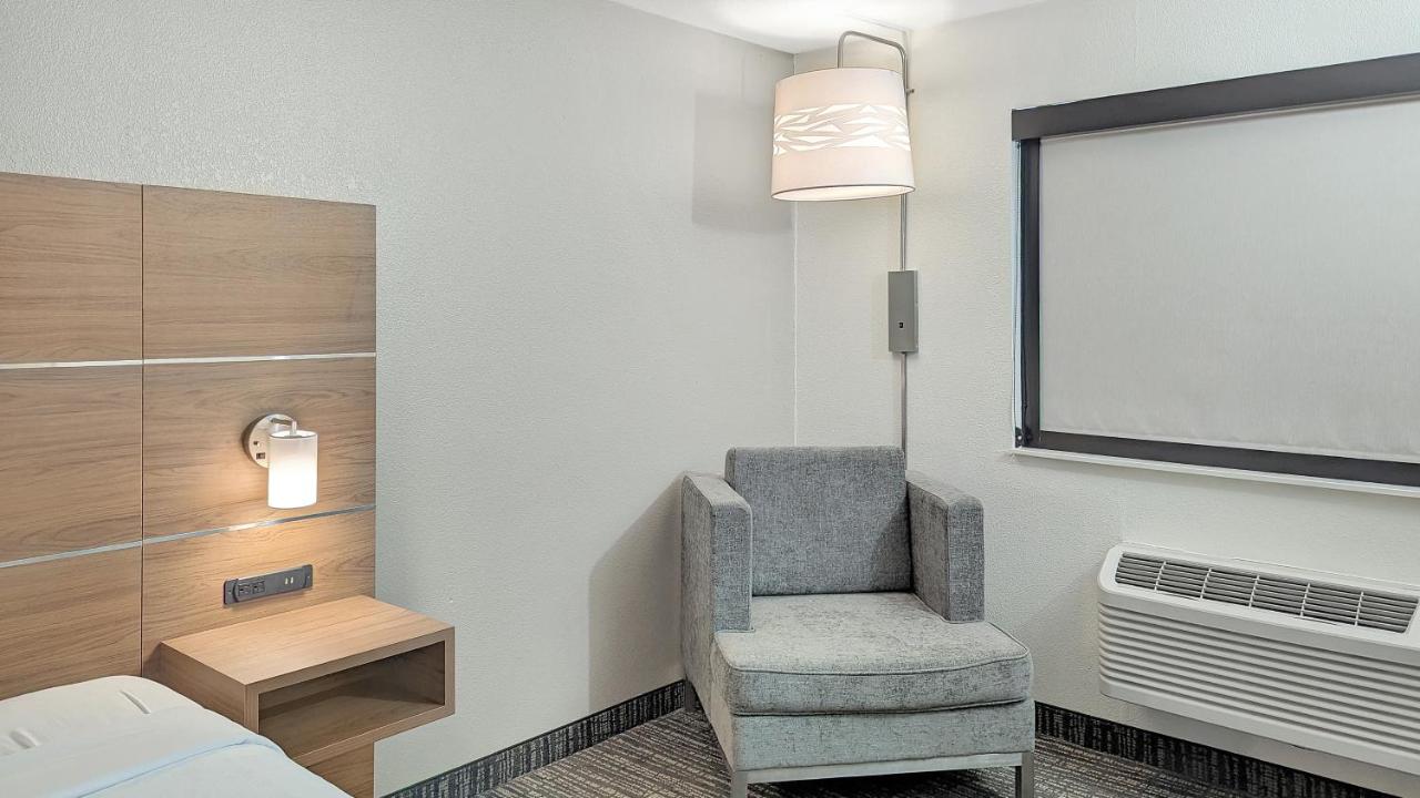 King Room at Estherville Hotel & Suites