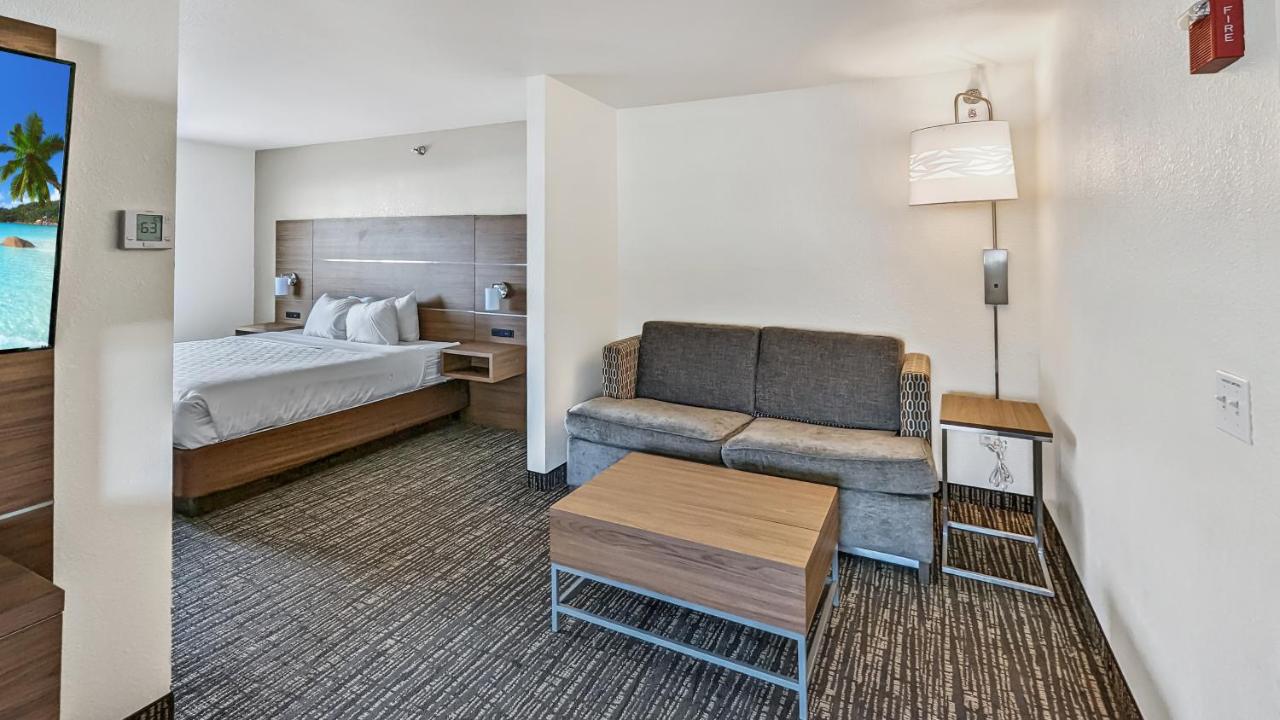 Deluxe King Suite at Estherville Hotel & Suites