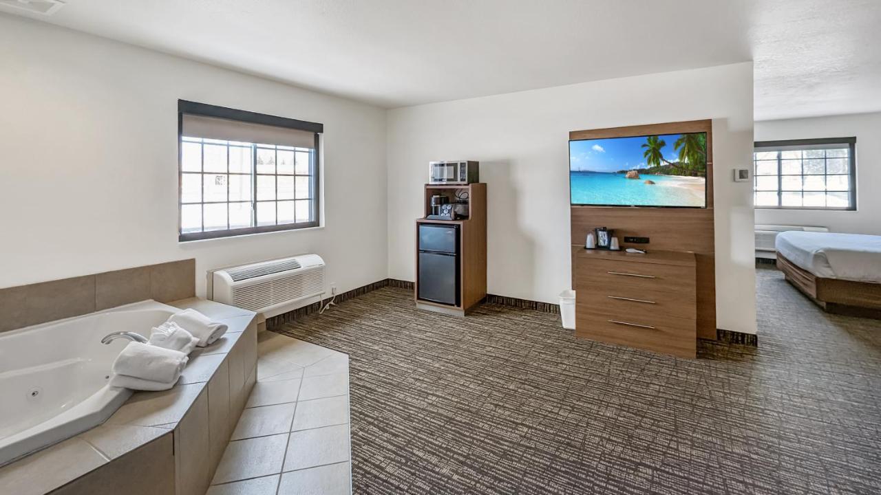 Deluxe King Suite at Estherville Hotel & Suites