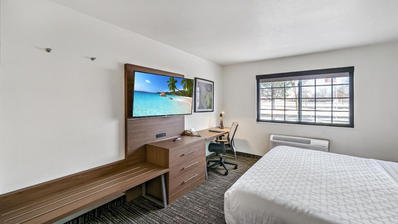 Deluxe King Suite at Estherville Hotel & Suites