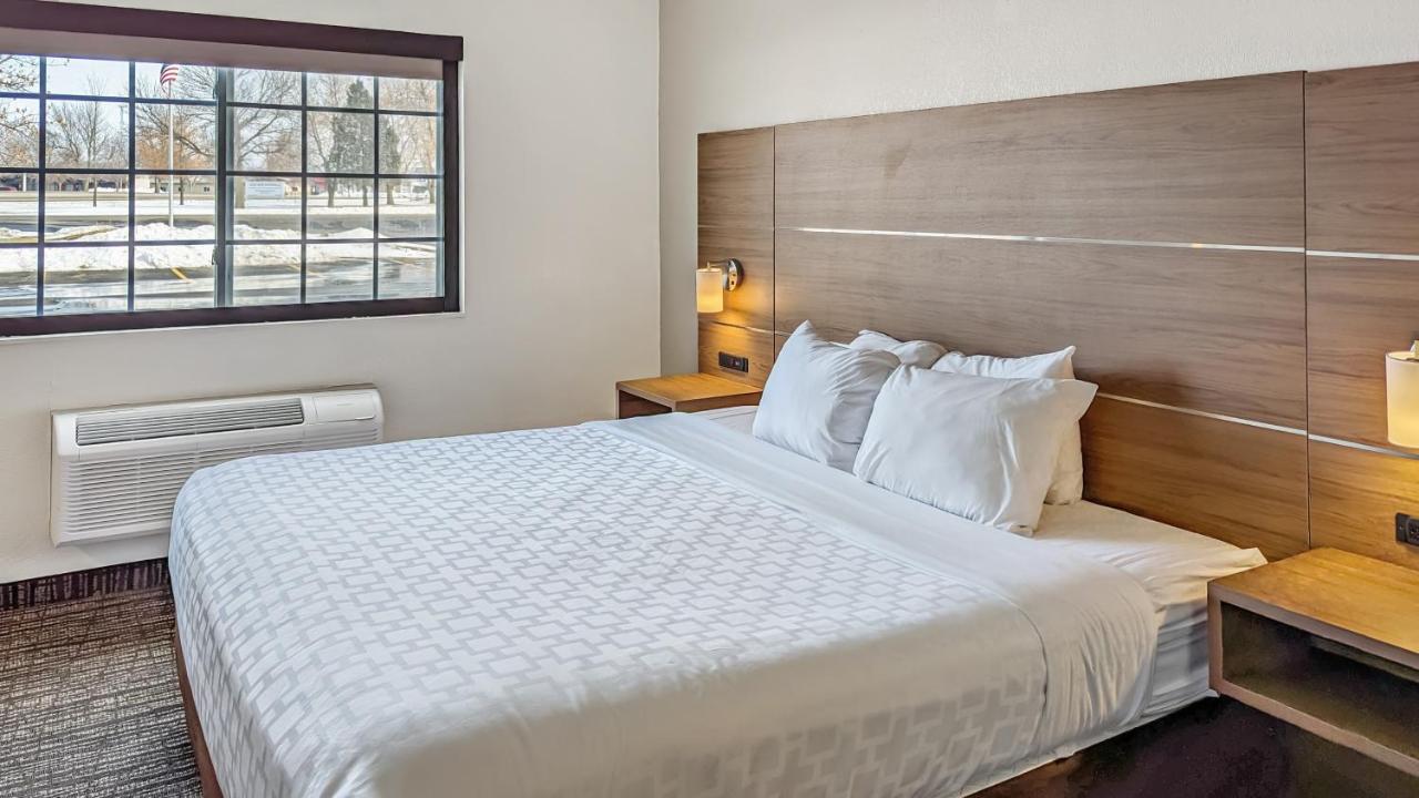 Deluxe King Suite at Estherville Hotel & Suites