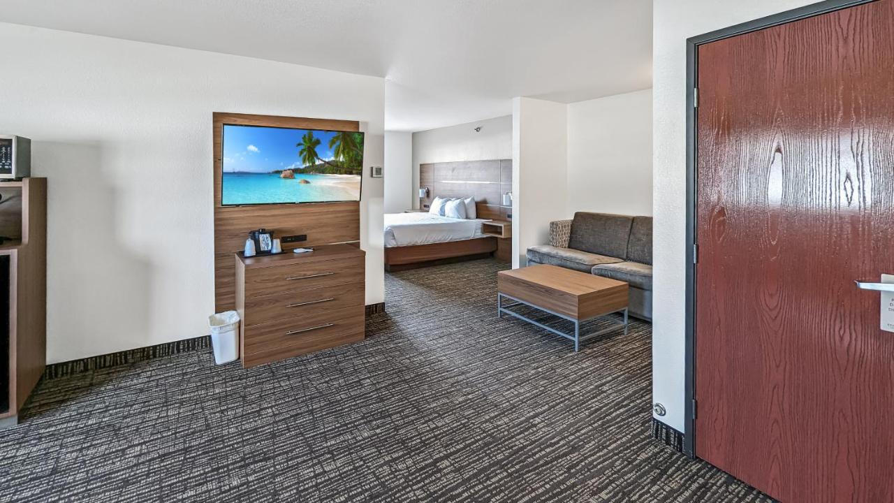 Deluxe King Suite at Estherville Hotel & Suites