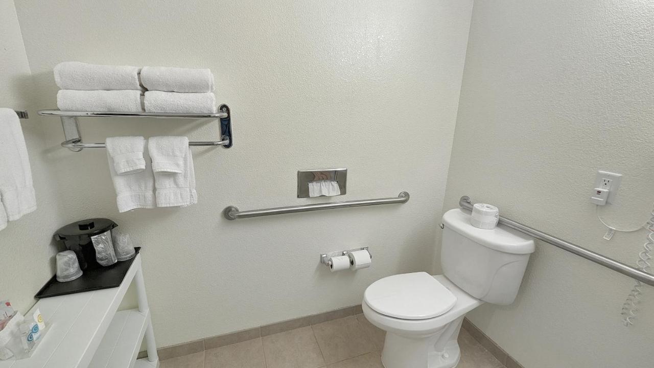 King Room - Disability Access at Estherville Hotel & Suites