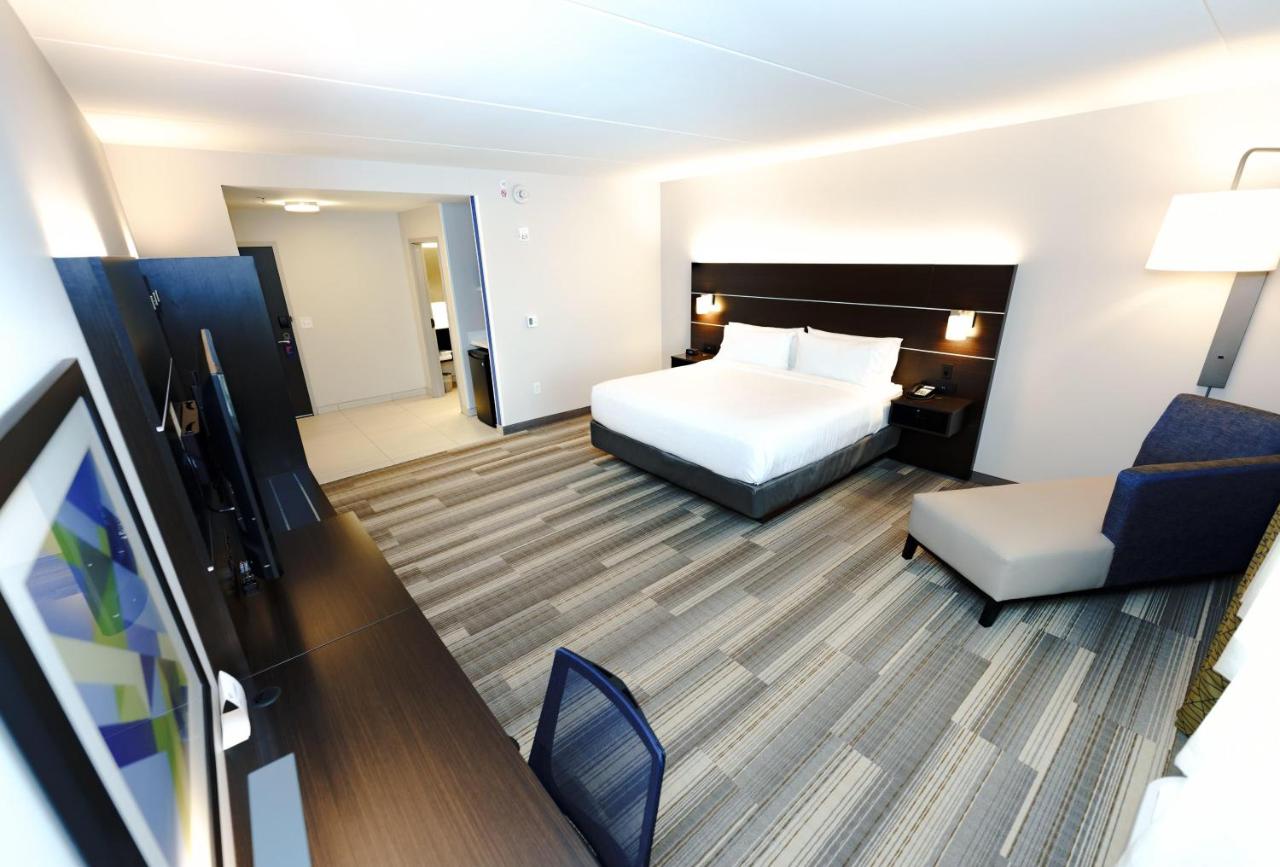 Executive Suite - Non-Smoking at Holiday Inn Express & Suites Franklin - Berry Farms by IHG