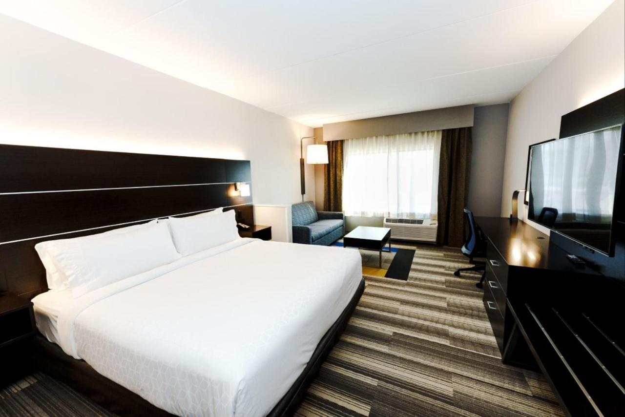 King Suite - Non-Smoking at Holiday Inn Express & Suites Franklin - Berry Farms by IHG