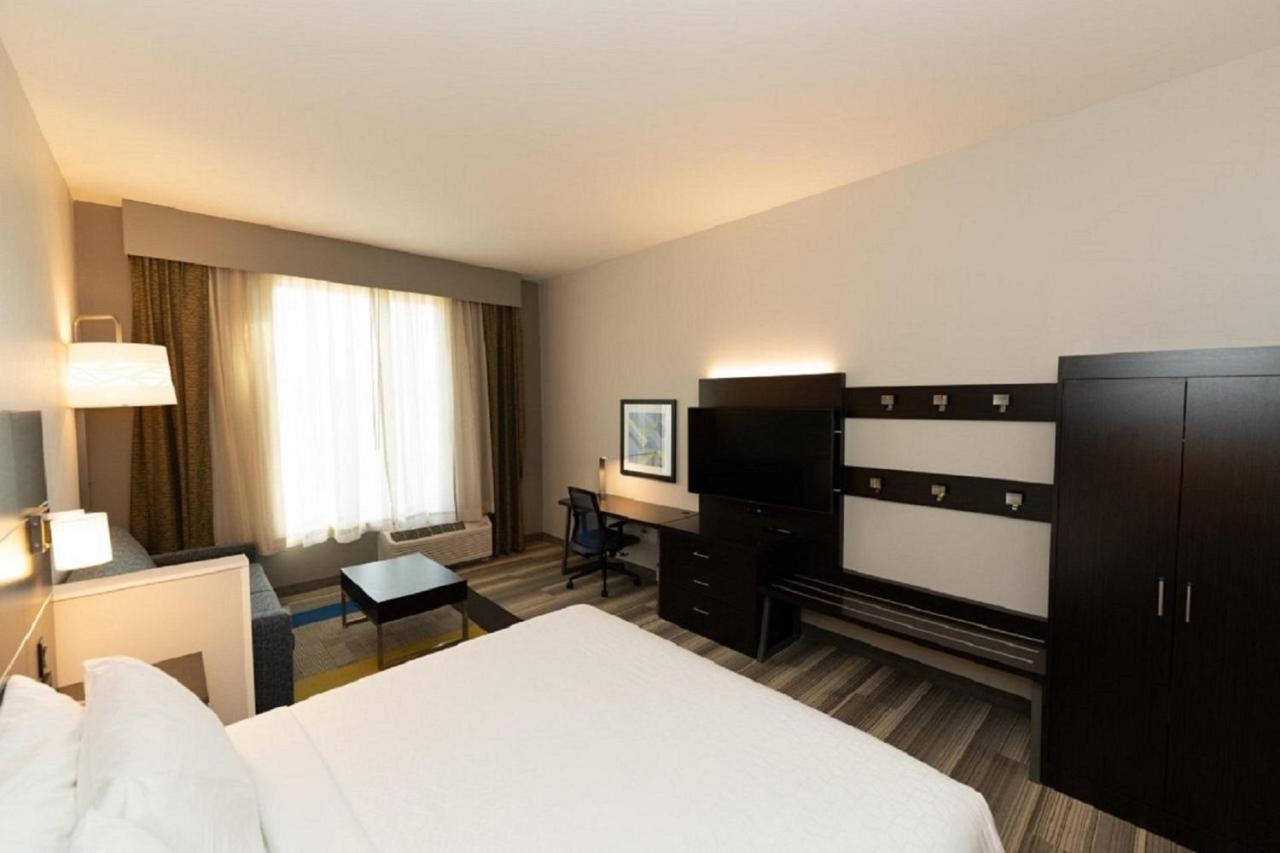King Suite - Non-Smoking at Holiday Inn Express & Suites Franklin - Berry Farms by IHG