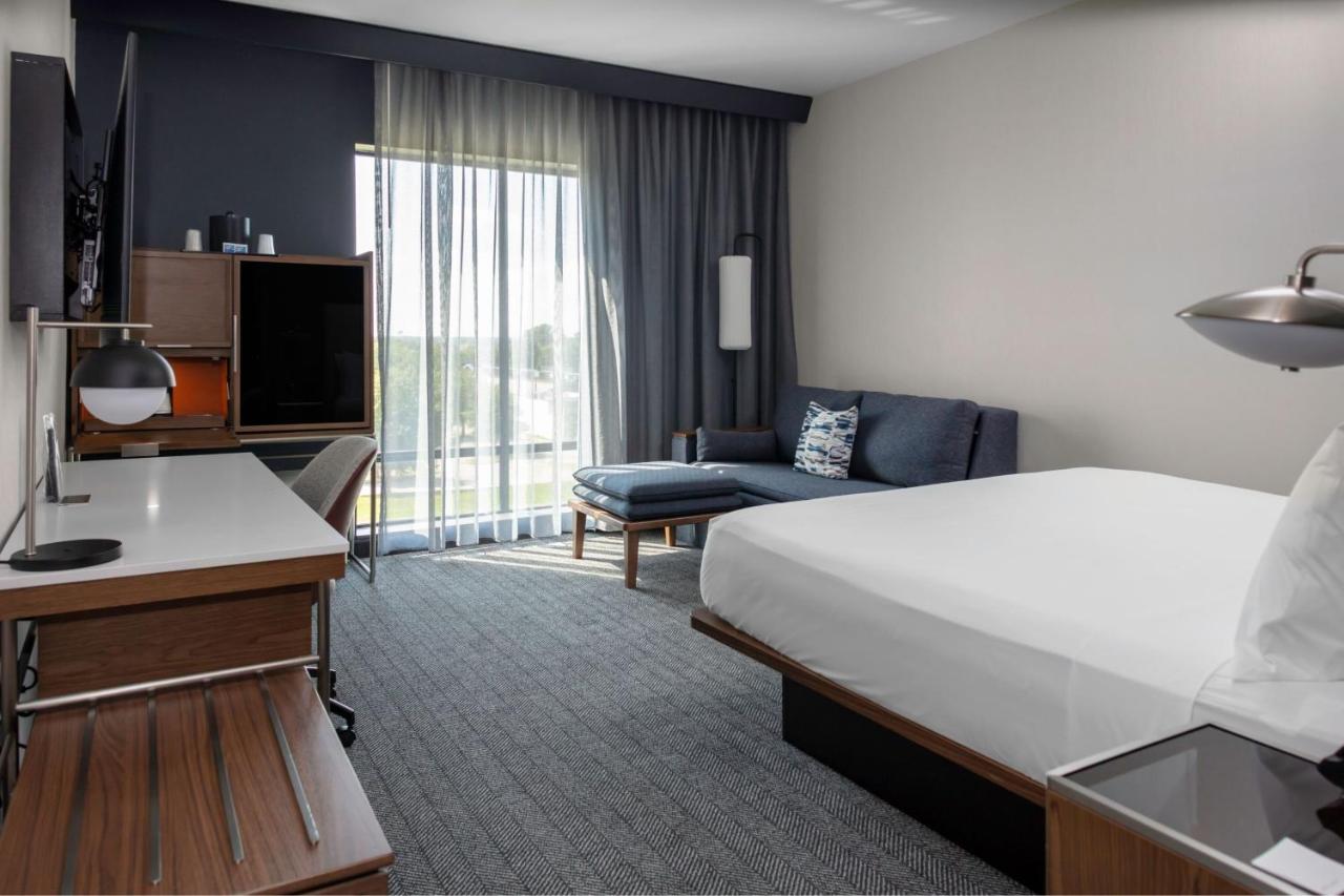 King Room with Sofa Bed at Courtyard by Marriott Memphis East/Galleria