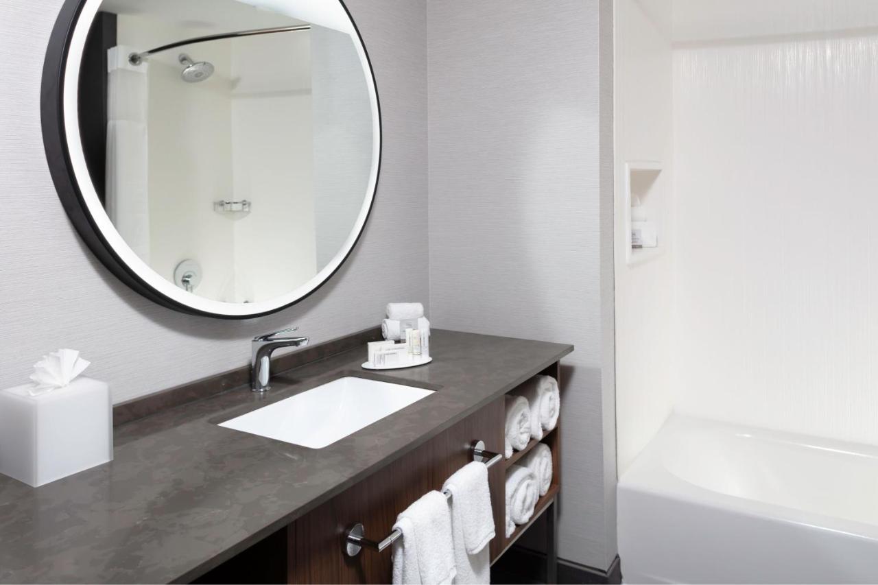 Double Queen Room at Courtyard by Marriott Memphis East/Galleria