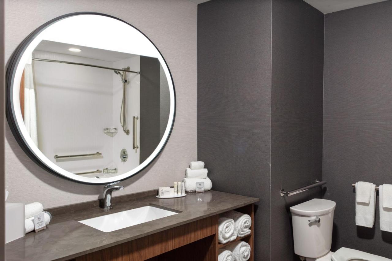 Double Queen Room at Courtyard by Marriott Memphis East/Galleria