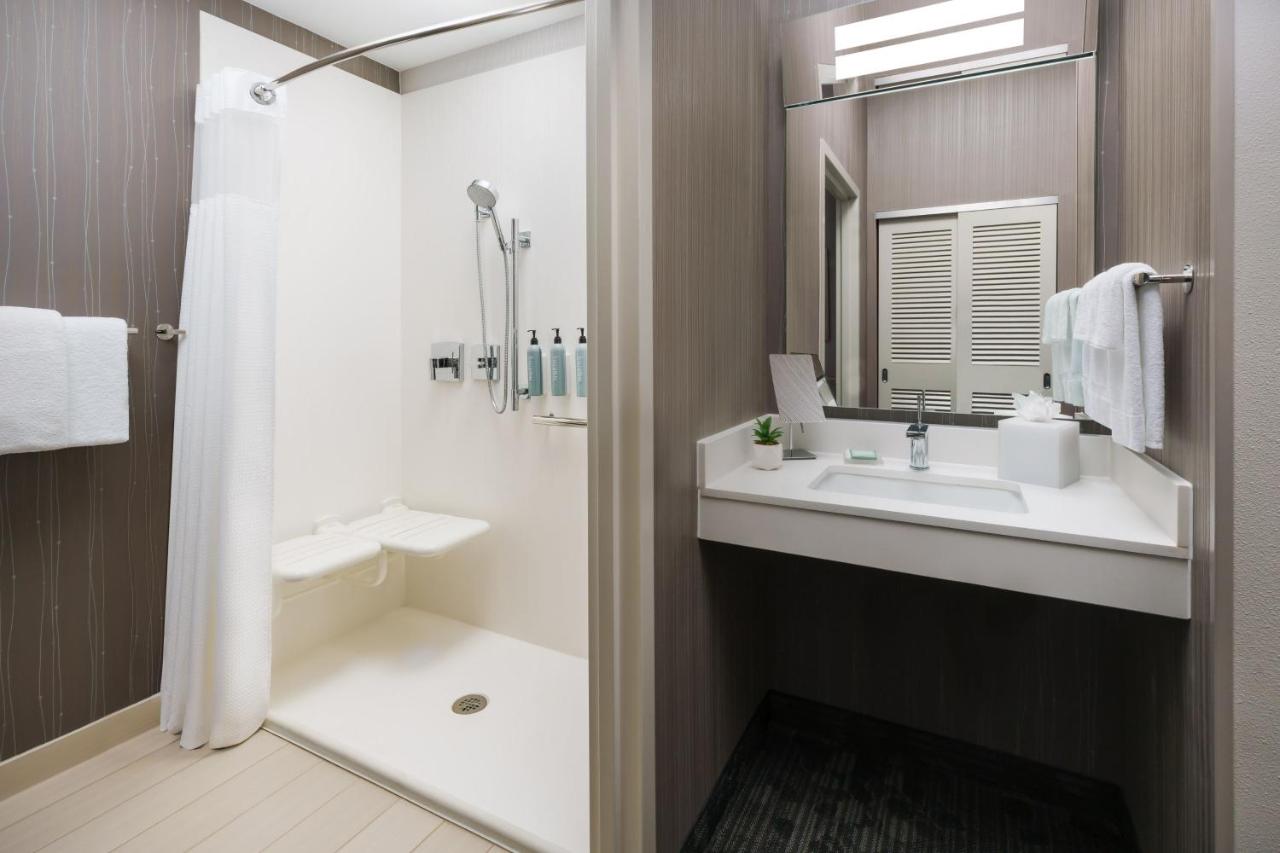 King Room at Courtyard By Marriott Dallas - Lewisville