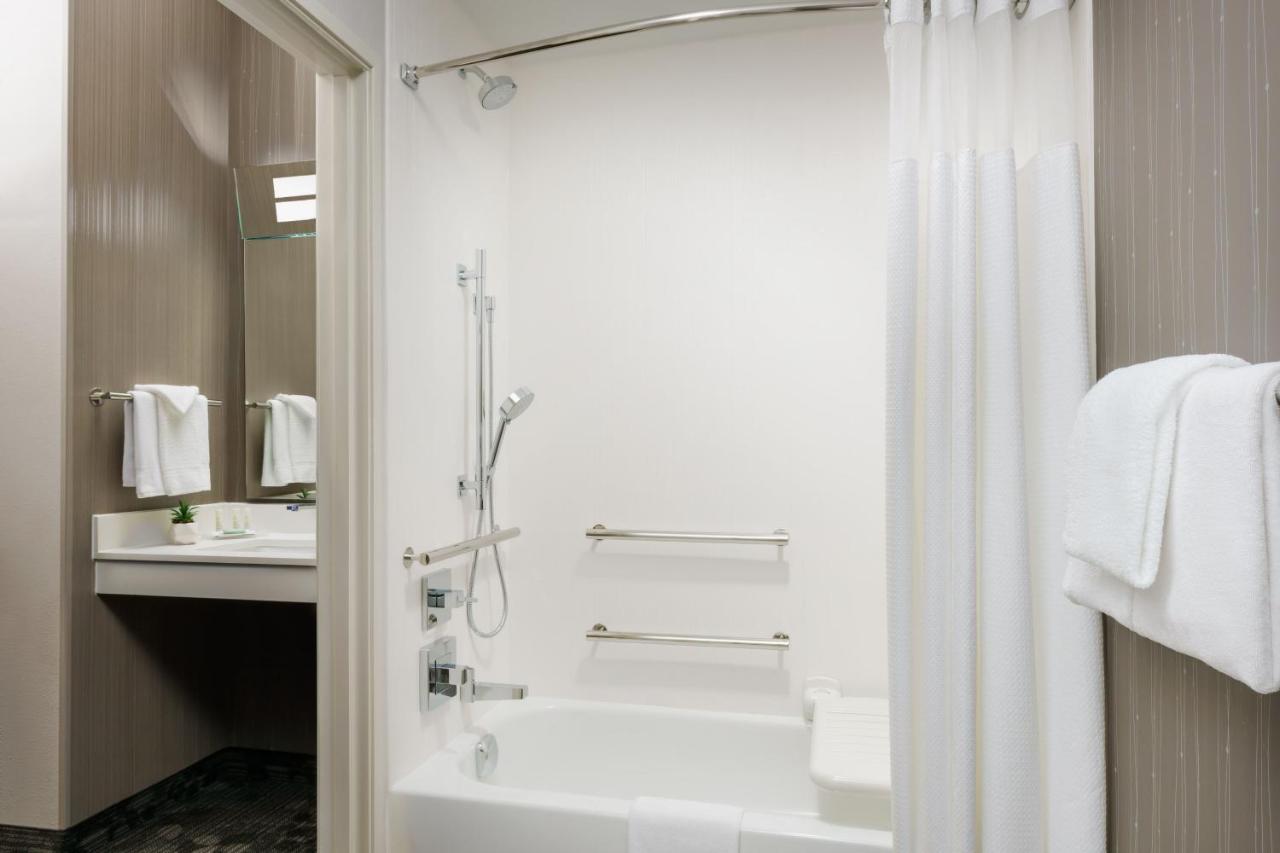 King Room at Courtyard By Marriott Dallas - Lewisville