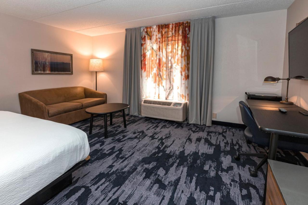 Large King Room at Fairfield Inn by Marriott Evansville West