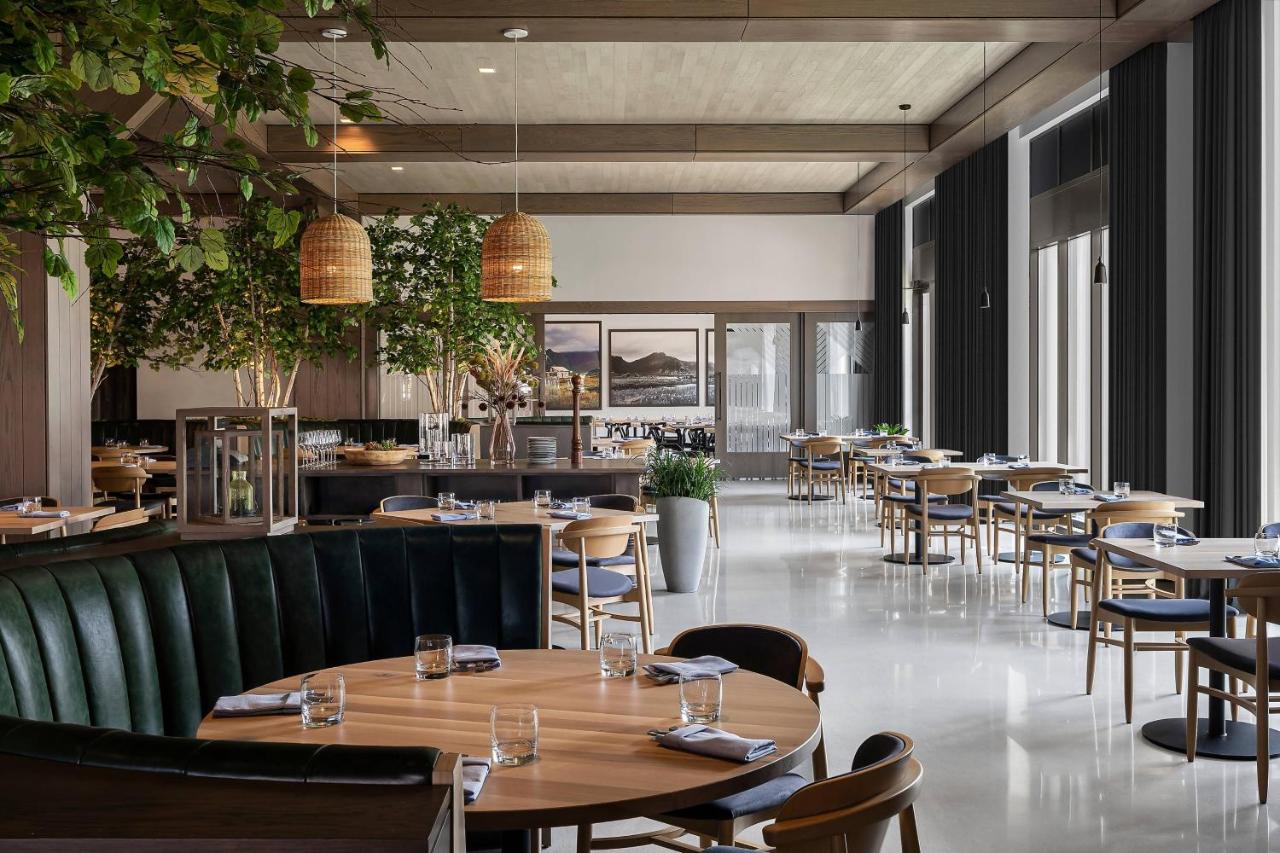 | Renaissance Milwaukee West Hotel