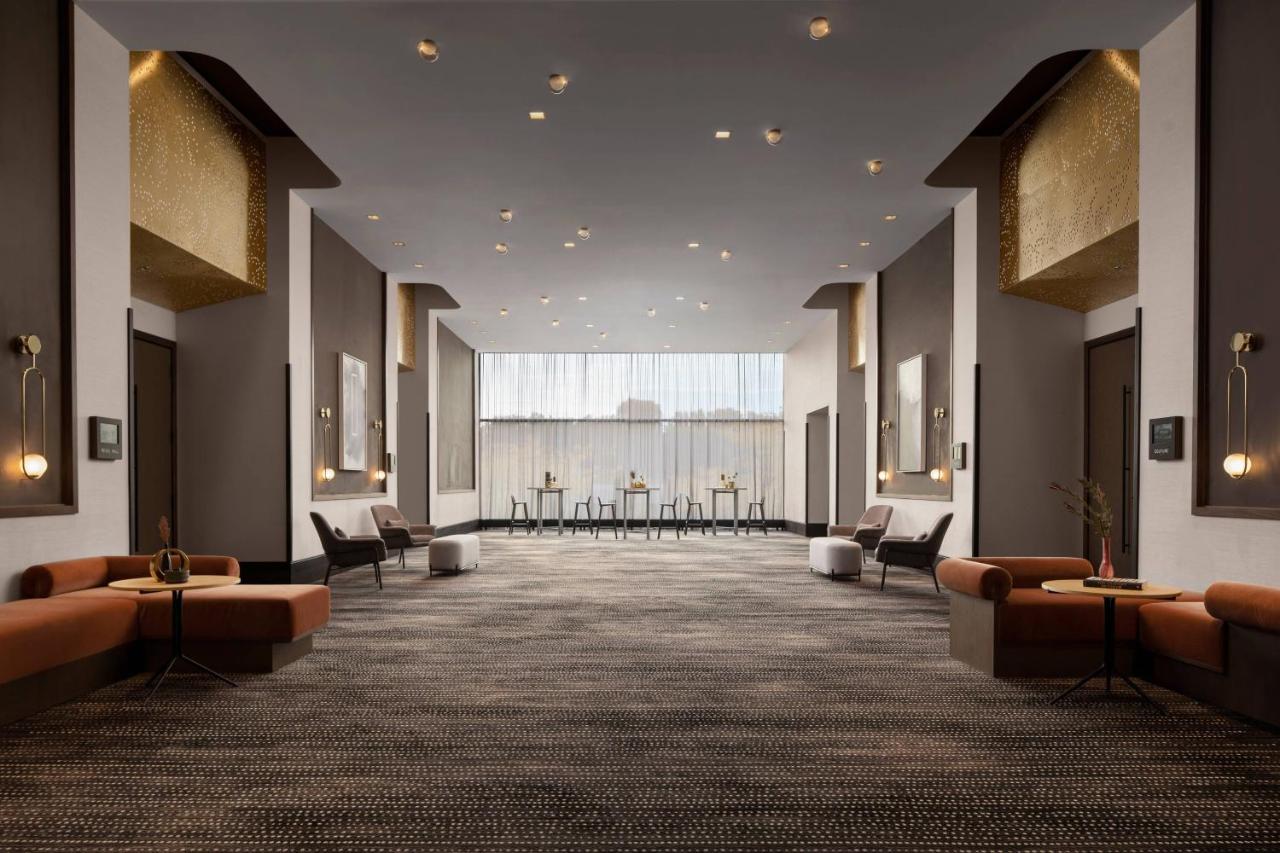 | Renaissance Milwaukee West Hotel