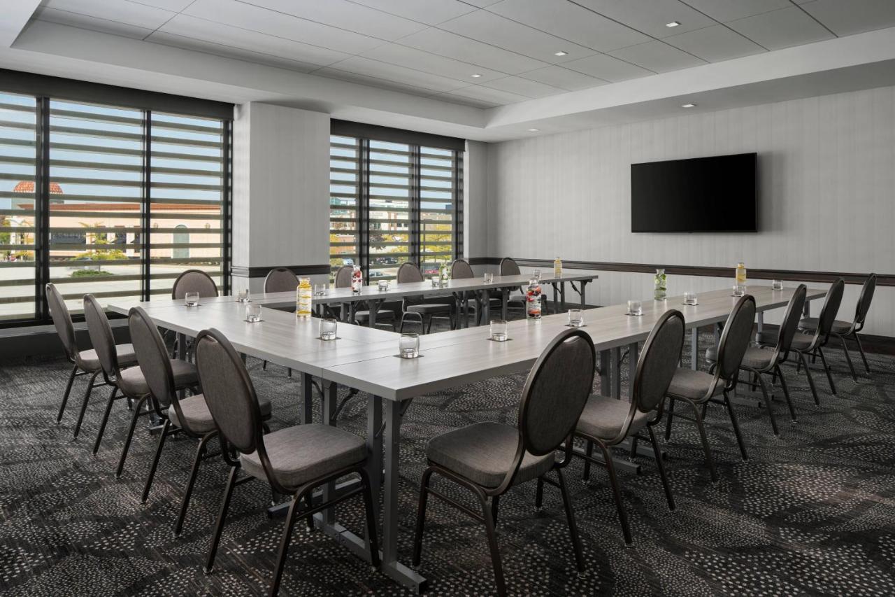 | Renaissance Milwaukee West Hotel