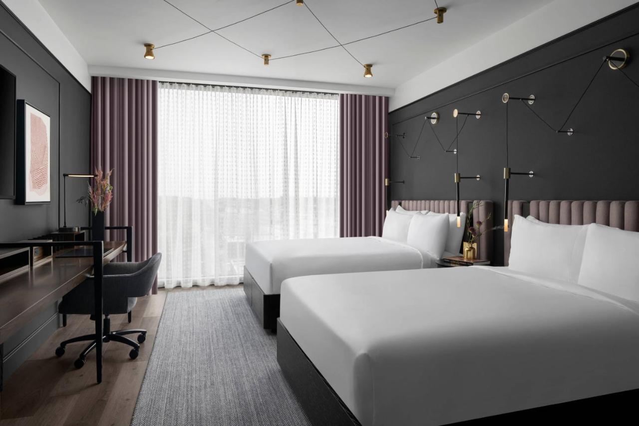| Renaissance Milwaukee West Hotel