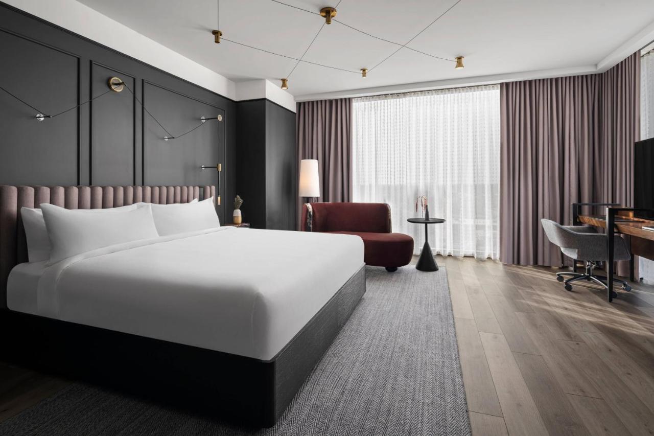 | Renaissance Milwaukee West Hotel