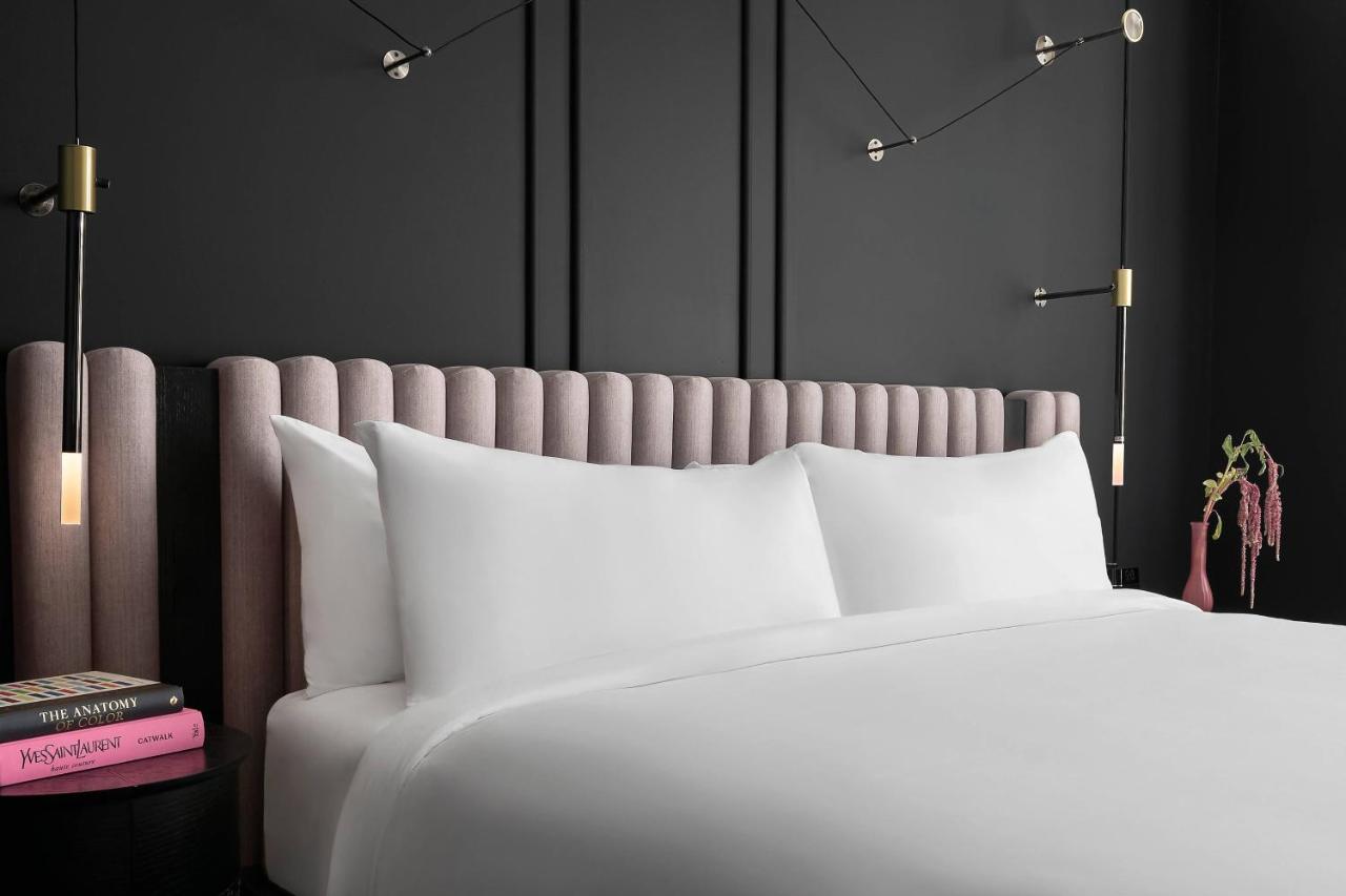| Renaissance Milwaukee West Hotel