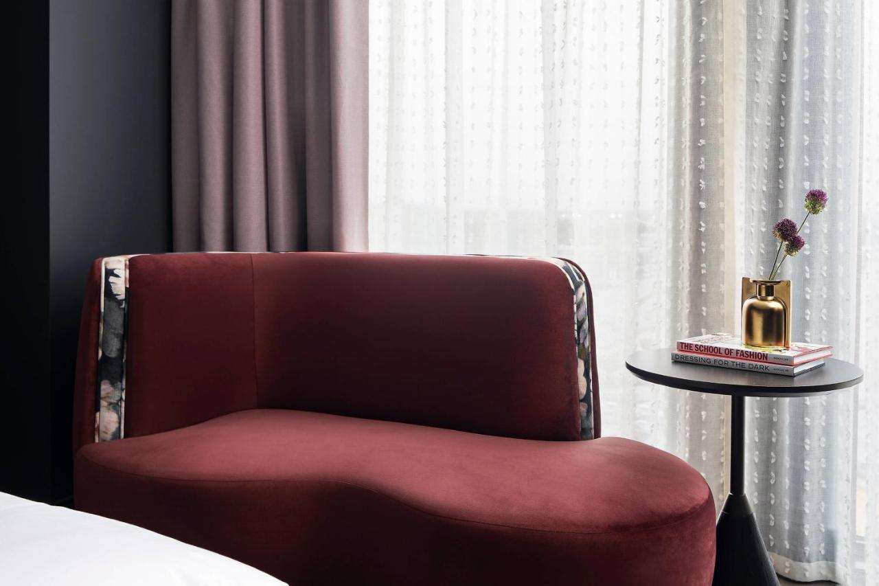 | Renaissance Milwaukee West Hotel
